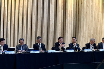이찬진 금감원장, 런던서 한국 자본시장 알리고 英 감독당국과 협력