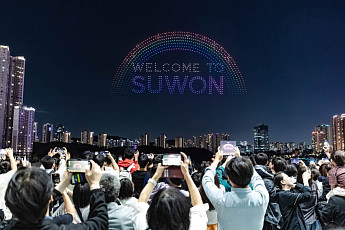 수원 광교 밤하늘에 뜬 'WELCOME TO SUWON'…1000대 드론이 그린 수원의 가을