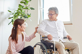 “올 때 파 한 단만…” 제도 밖 ‘숨은 돌봄’ 줄이는 일본