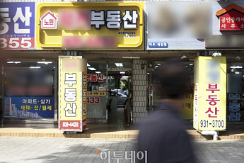 이사보다 눌러앉기…서울 아파트 전·월세, 재계약이 신규계약 넘어섰다