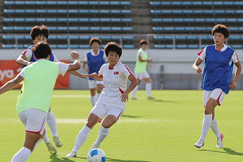 北 여자축구 감독 “한국은 강호”…남북대결 앞두고 지소연 경계