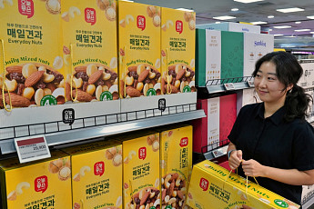 롯데마트·슈퍼, 첫 PB 추석 선물로 ‘실속 견과세트’ 선봬 [고향가는 길]