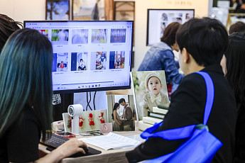 찍을 땐 무료, 원본은 유료…촬영 뒤 날아든 ‘숨은 청구서’[생애 첫사진의 함정①]