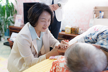 침상에 머물던 80대, 이젠 보조기로 이동…경기도 돌봄의료