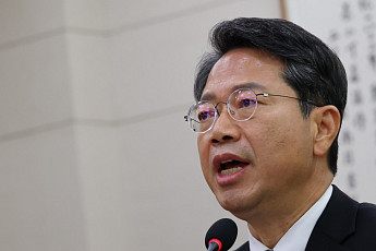 與 “정치검찰 먼지털이 수사” vs 野 “브로커 청탁·주가조작 규명”…김승원 청문회 격돌