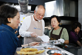 류진 한경협 회장, 추석 맞이 무료급식소서 배식 봉사 진행
