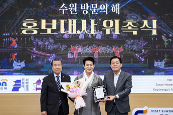 국악인 남상일 손잡은 이재준 수원시장…63년 수원화성문화제 ‘글로벌 축제’로