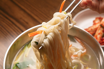 '2TV 생생정보' 오늘방송맛집- 푸짐한 칼제비 맛집 '숭○○○'