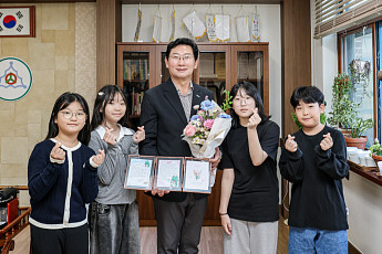 “시장님, ‘과학실 뚝딱 완성상’ 드려요”…용인 서원초 아이들이 이상일 시장에 건넨 손편지