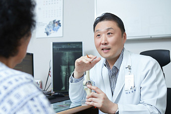 [기고] 계단 피하고 자꾸 절뚝이는 부모님… ‘나이 탓’으로 넘기지 마세요