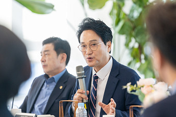 안민석, 도의회엔 ‘조례’·31개 시·군엔 직접 답변…‘교문현답’ 실행