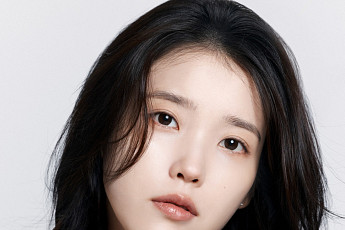 아이유, 데뷔 기념일 맞아 2억원 기부⋯올해만 누적 6억원