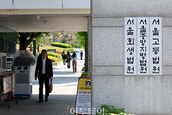 ‘인보사’ 피해자 240여명 손배소 시작…法 “7년간 부작용 정리해 달라”