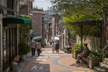 서울시, 생활가로에 ‘그늘쉼터’ 조성⋯좁은 보도엔 접이식 벤치