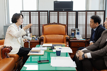 추미애, 민주당과 첫 예산협의…세입 개편·국비 증액 건의
