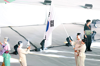 한국 선수단, 16번째로 개회식 입장⋯北 ‘인공기’ 흔들며 등장 [아시안게임]