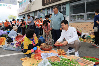 김철우 보성군수 '녹차골 향토시장 장보기'...민생경제 상생 소통