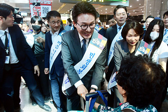 與 지도부, 용산역서 귀성객에 명절 인사…“민생 올인”