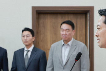 李 대통령 지지율 떨어져도 국힘은 제자리…왜 ‘반사이익’ 못 얻나