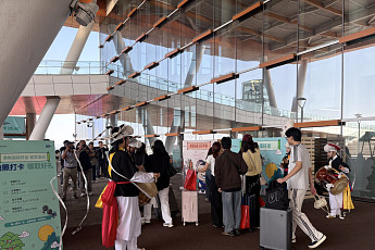 관광공사, 인천항 카페리 中 관광객에 공연 선보이고 기념품 증정