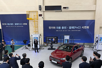 벤츠코리아, 전기차 ‘플러그 앤 차지’ 시연…2027년 국내 도입