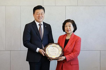 충주에 둥지 튼 인연 계속…현정은 현대그룹 회장, 충북 명예도지사 재위촉