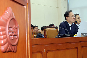 재경위 국감, 성장·재정부터 대미투자·ETF까지…여야 경제정책 공방