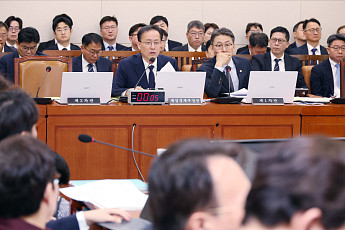 국감 첫날 호남 반도체 '부지 진실공방'… 野 ETF 추궁엔 “송구