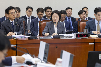 김병주 빠진 중기부 국감…여야, 태양광·오염수 놓고 공방 [국감]