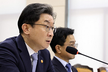 '널뛰기 대출규제' 도마에…이억원 위원장 “가계부채 총량관리 불가피” [국감]