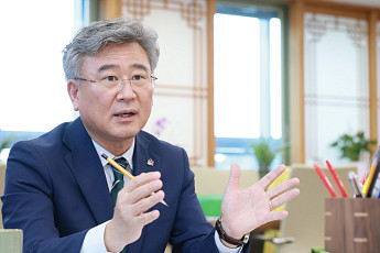 [인터뷰] 전북교육 변화 이끄는 천호성 교육감…“학교 현장에서 성과 만들겠다”