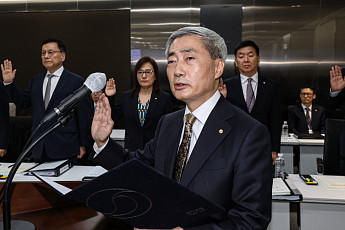 한은 국감서 '통화-재정정책' 충돌 공방⋯신현송 총재, ETF 사태에 사과 [종합]