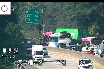 [속보] 통영대전고속도로 5중 추돌…중부내륙선 화물차 사고로 전면 통제
