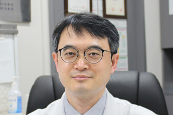 [기고]걷다가 자꾸 쉬는 부모님…다리 저림에 숨은 척추관협착증