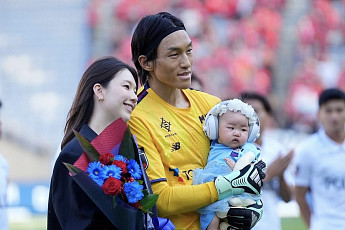 “결혼 후 버킷리스트” 김진경, 딸과 김승규 J리그 200경기 축하