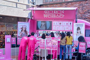 성수동 누비는 ‘핑크카’…지그재그, 뷰티 신상품 싣고 달린다