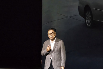 렉서스 ‘올 뉴 ES’로 승부수…전기차 더해 세단 시장 공략