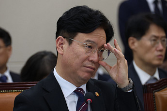 국감 질의에 답하는 김영훈 고용노동부 장관 [포토]