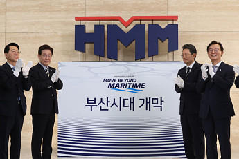 李대통령, HMM 부산 본사 찾아 직원 격려…북극항로 시범운항선도 시찰