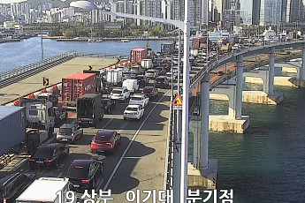[속보] 부산 대연고가교 교통사고 발생 …출근길 차량 정체