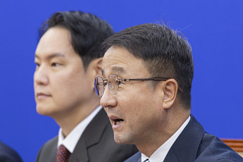 與 