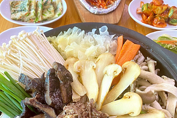 '2TV 생생정보' 오늘방송맛집- 자연산 송이버섯 전골 vs 제철 나물 맛집 승자는?