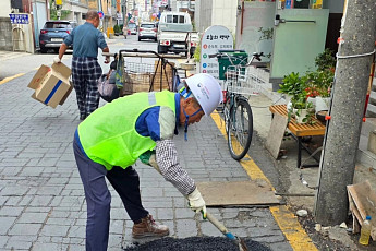 축제 하루 앞 '깨진 보행로' 잡았다…홍은철 수원시의원, 요청 하루만에 보수