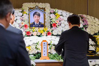 李대통령, 순직 소방관 빈소 조문⋯7살 딸 이야기에 '긴 침묵'