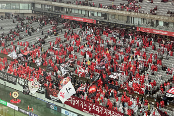 가을비ㆍ강풍에도 붉게 물든 상암⋯FC서울 응원 열기 ‘후끈’