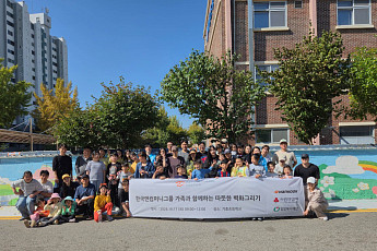 한국앤컴퍼니그룹, 학교·군병원서 벽화 그리기 봉사…임직원·가족 160명 참여