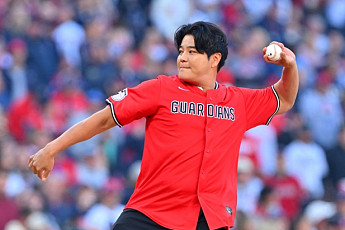 추신수, 14년 만에 클리블랜드 유니폼⋯ALCS 시구에 팬들 환호