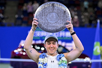 흐발린스카, 우한오픈 역전 우승⋯생애 첫 WTA 투어 정상