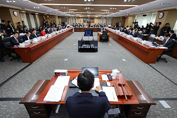 與 “LNG 부담 국민 전가” 野 “공기업 졸속 통합”…산자중기위 전방위 공세 [국감]