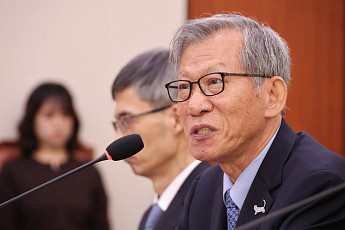 유홍준, 개인 소장품 오인 전시 사과…“중대한 착오이자 불찰” [국감]